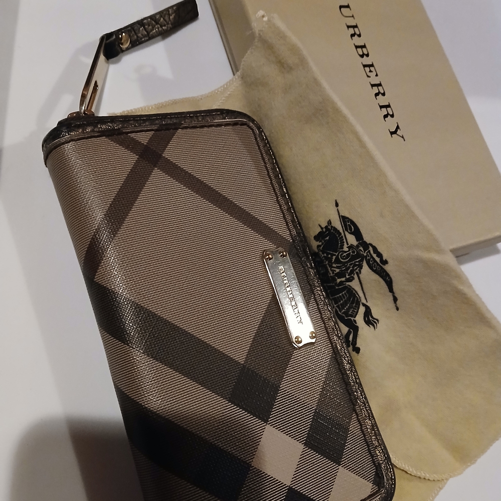 Burberry Authentic Metallic Zippy Wallet . Matching Bag In My Closet. Super Cond